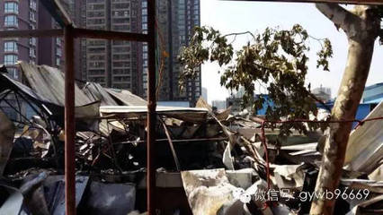 【突發(fā)】&ldquo;起火哦!&rdquo;今日凌晨零時50分許,貴陽南廠路居民樓頂活動板房發(fā)生火災(zāi)