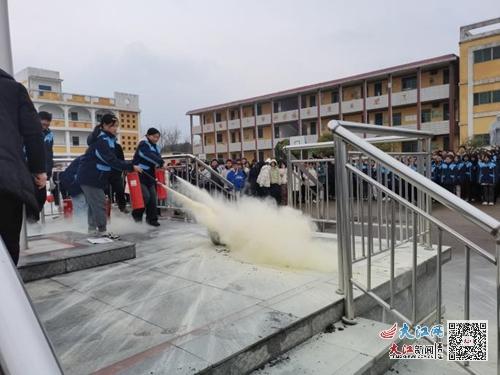 廬山市華林中學(xué)開展消防培訓(xùn)暨應(yīng)急疏散演練活動(dòng) 組圖